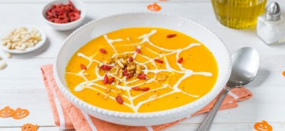 Vellutata di zucca con pinoli tostati alla paprica e goji berry (halloween)
