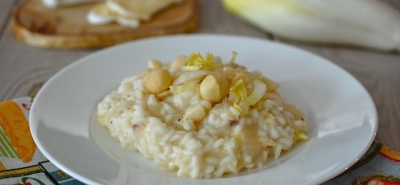 Risotto al brie, insalata belga e noci di macadamia