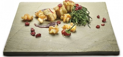 Medaglioni di rana pescatrice con noci di macadamia e pancetta su passata di pep