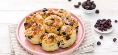Torta di rose lievitata con uva e ribes nero