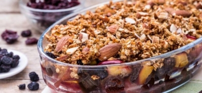 Crumble di quinoa croccante con frutta secca e semi