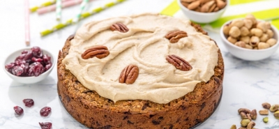 Carrot cake vegana con frosting di nocciole
