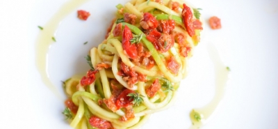 Spaghetti al pesto con mandorle e goji
