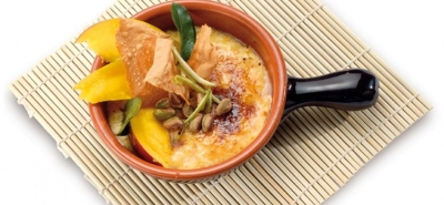 Crème brûlée con pistacchi, yogurt e frutta esotica