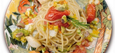 Spaghetti di kamut con capesante, fiori di zucca e pistacchi