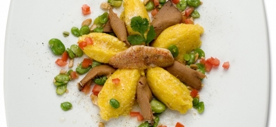 Ricottini di carote, con filetti di triglia, fave, bottarga e burro di anacardio