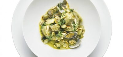 Guazzetto di carciofi, vongole veraci e pinoli tostati.