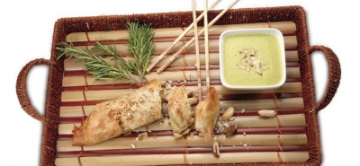 Strudel di pasta fillo con verdurine estive, crema di piselli e noci del Brasile