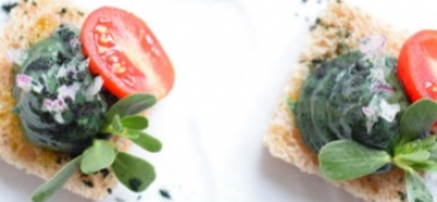 Pasticcini crudisti con polpa di mandorle e misto choc