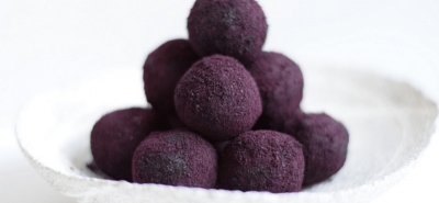 Tartufi al cioccolato bianco, maquiberries e polvere di acai