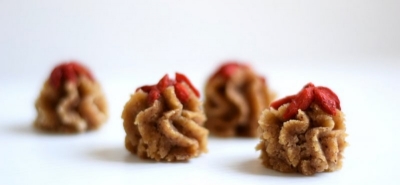 Pasticcini crudisti con polpa di Mandorle, Misto Fruit e Goji