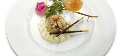 Tortino di melanzane, ricotta e noci del Brasile con marmellata di albicocche.