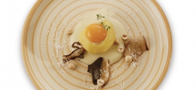 Patata farcita con nocciole, porcini e rosso d’uovo  e fonduta di Pecorino di Pi