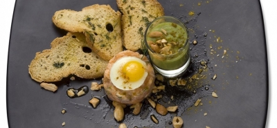 Tartara di salmone all’aneto e anacardio con uova di quaglia su crostone aromati