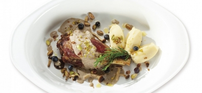 Stinco di maialino al forno in crema di pioppini e pistacchi con puré di patate.