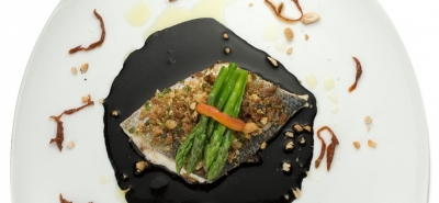 Trancio di branzino con pane profumato all’anacardio, pomodori secchi e olive su