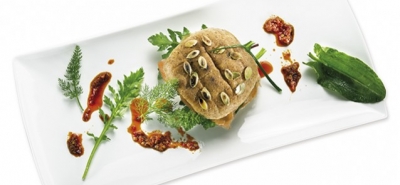 Sandwich integrale ai semi di zucca con crema di funghi, salsa piccante, erbette