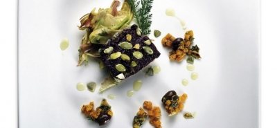 Trancio di merluzzo del mare del nord in crosta di olive e semi di zucca, dadola