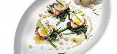 Capesante scottate, spinaci, speck, uova di quaglia e nocciole