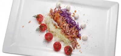 Insalatina di cavolo rosso e bianco con bruciatini di guanciale all’aceto, arach