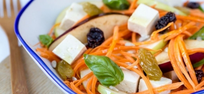 Insalata di mele fresca con quartirolo e uva