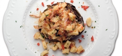 Mammola romana con gnocchetti di patate al prosciutto, menta e arachidi gratinat