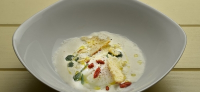 Uovo bio a bassa temperatura con bacche di Goji, Parmigiano e pimpinella