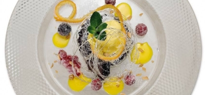 Tortino al cioccolato con gelato all’arancio e arachidi e frutti di bosco brinat