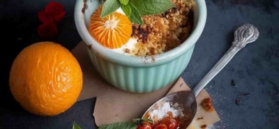 Crema agli agrumi, crumble al timo, bacche di goji, fiori e menta tonda