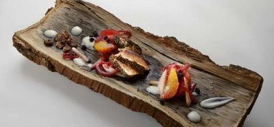 Salmone scottato in crosta di semi di chia, agrodolce di cipolla con uva di Cori