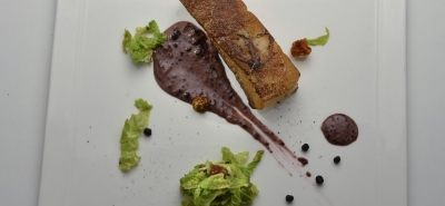 Pancia di maialino cotta a bassa temperatura, salsa di maquiberry e pomodori sec