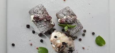 Piccole cake al cioccolato con cheese cream ai cranberry e gelato variegato con 