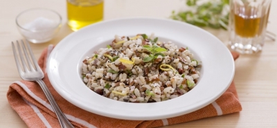 Riso selvaggio con limone, pepe rosa, erbe aromatiche e semi di chia
