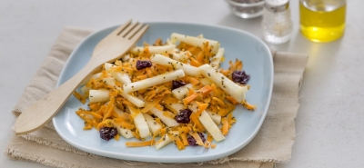 Insalata acidula di carote e daikon, amarene e semi di chia