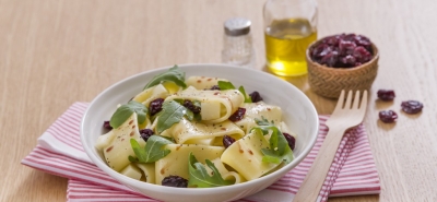 Pasta con scamorza fresca, amarene, rucola e glassa di aceto balsamico