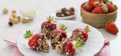 Fragole caramellate con granella di nocciole e rabarbaro