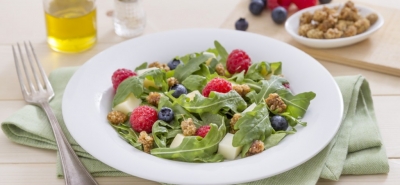 Insalata di rucola con scamorza affumicata, more di gelso bianco e frutti rossi