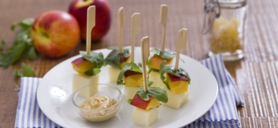 Spiedini di caciocavallo e pesca con salsa alla senape e zenzero